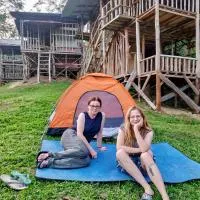 WOOD CABIN LODGE IN THE FOREST book here treking with us, hotel en Bukit Lawang