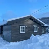 Lyngen Alps Cabin with Sauna, Northern Lights & Ski Touring, 1h from Tromsø, ξενοδοχείο σε Indre Tomasjord