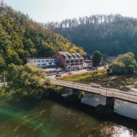 Hotel Am Schlossberg, хотел в Циегенрук