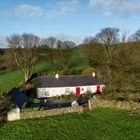 Secluded Traditional Cottage & Hot Tub - Tosses Cottage, hotell i Newry