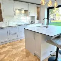 A Detached Bungalow near the New Forest - Large Garden- Parking - Pets Allowed, hotel di Ringwood