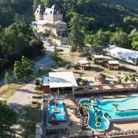 Camping Domaine de Senaud, hotelli kohteessa Albon