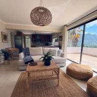 Central & secure, with mountain & ocean views, hotel a Hout Bay