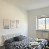 Spazioso appartamento, ampio parcheggio, vicino Valle d'Aosta, hotell i Banchette