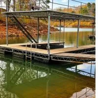 Lake Lanier 3BR Cozy Retreat with Screened Porch, Deck and Dock, viešbutis mieste Geinsvilis