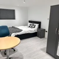 Large Double Bed En-suite Room 20 mins from Heathrow, hotel en Burnham
