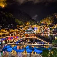 Yunmeng Riverview Hotel-Newly Opened 2026 Free Pick-up Service Rooftop Infinity Pool Kids Playground On-site Café Near Fenghuang Scenic Area, hotel en Fenghuang