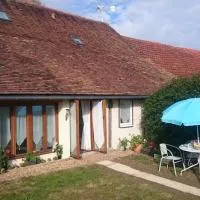 Le Poirier Perfect for 2 adults and 2 children Heated Pool and Games Room, viešbutis mieste Auverse