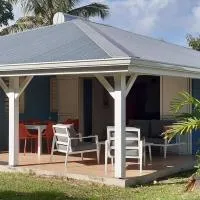 Beautiful West Indian house in a wooded garden, hotel v destinaci Petit-Canal
