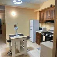 Cozy one bedroom & Car rental apartment pool side, hotel v destinácii Lambeau