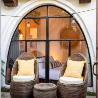 Casa Blanca Suite B2 - Sunlit Montecito Studio Retreat with Patio، فندق في Montecito