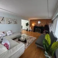 Charming Bright 3BR House - Upper Level Suite, hotel u gradu 'Burnaby'