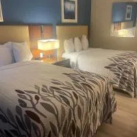 Red Roof Inn & Suites Hinesville Renovated with breakfast، فندق في هاينزفيل
