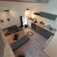 Agréable studio privé avec terrasse، فندق في Olliergues