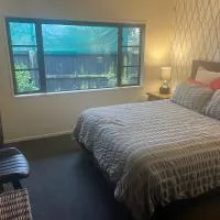 Kaiapoi Village Deluxe Room with En-Suite Bathroom، فندق في Kaiapoi