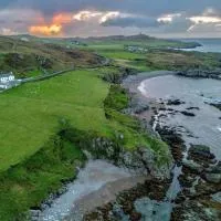 Scenic Oceanfront Retreat- Buliban Cottage, hotel v mestu Ballyhillin