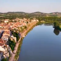 CÔTE GARONNE le BALCON DES DAMES -hôtel et restaurant- Tonneins Fauillet Marmande - panorama sur Garonne-climatisé- accueil vélo- soirée étape- chambre famille- étape et séjour touristique-: Tonneins şehrinde bir otel