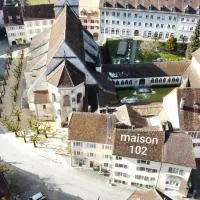 maison102 studio Saint-Ursanne Jura، فندق في سان-اورسان