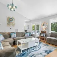 Exceptional Contemporary Retreat with 4 King Beds in Mystic CT, hotel Grotonban