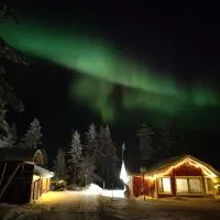 Rentola Lapland - Private and cozy beach cottage - Northern Lights - Sauna, hotel v destinaci Rovaniemi