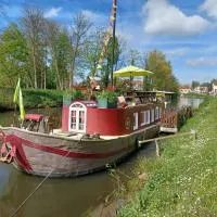 Viesnīca Sur la Somme à bord de la péniche Arche de Noé pilsētā Pont-Rémy