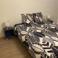 Grande chambre indépendante, hotel em Bruz