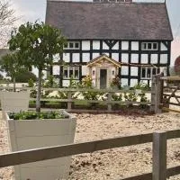 Spenford House 1640 listed house Idilic Location pub walking distance, hotell i Shrewsbury