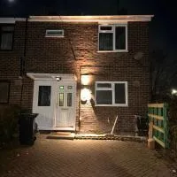 Charming 4-Bedroom House Rental in Basildon, UK, hotel v destinácii Basildon