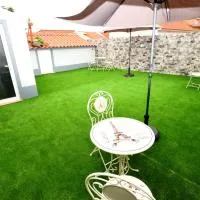 O Cantinho Guesthouse com Terraço e Vistas em Quinta do Anjo, ξενοδοχείο σε Quinta do Anjo