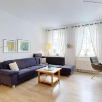 Villa Strandblick in Binz, FeWo direkt am Strand mit Balkon und seitlichem Meerblick, hotell i Binz