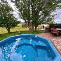 Finnsstaðir Holiday Home with Hot tub, hotell i Egilsstaðir