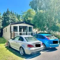Large Caravan on Forest Edge Park near Ringwood, hotel u gradu Saint Leonards