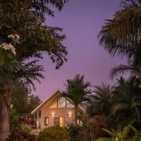 SaffronStays Eden - 3BR vineyard-side pool villa with jacuzzi, farm dining, stargazing deck & lawns for celebrations، فندق في ناشيك