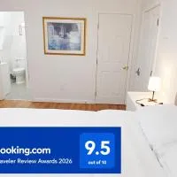 New London में, होटल King-bed room with private bath -FREE WIFI-- New London-Mystic