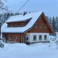 Apartmán se zahradou v Chalupě U Tří srnek, khách sạn ở Albrechtice v Jizerských horách
