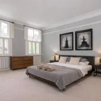 Stylish Leeds City Centre Retreat with Private Terrace & Hottub, hotel Central Stationben