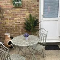 1 Bed Studio - Sleeps 2 - Smoking - Parking - Wifi, hotel i Uxbridge