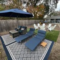 Peaceful Lakeside Retreat - Cozy 3BR Waterfront Home, hotel v destinácii Clearlake
