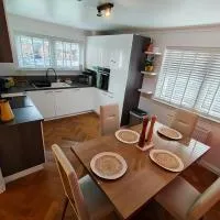 Lovely 2 Bedroom Modern Ground Floor Flat, hotel i Clydebank