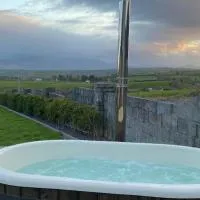 Studio Sleeps 2 -Private Hot Tub -Enclosed Garden, hotelli kohteessa Killarney