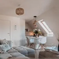 Stylish downtown loft and opposite park、マルデゲムのホテル