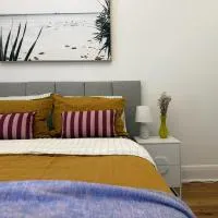 Glenelg Beachside Bungalow - just steps from the sea!, hotell i Glenelg