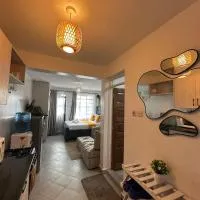 Modern Studio Near Transport with Private Balcony, хотел в Rungiri