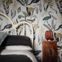 Quiet luxury in a riverside miners cottage, ξενοδοχείο σε Avoca Tasmania