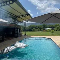 Hartbeespoort Escape Hot Tub and Mountain Views, hotel u gradu Skeerpoort