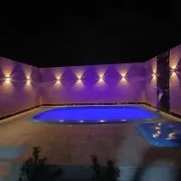 Casa com piscina a 370 metros do mar, hotel u gradu Matinhos