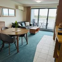 1 Bedroom Waterfront Apartment - Rooftop Pool & Spa, hotel u gradu 'The Entrance'