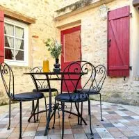 Charmante maison en coeur de village proche forêt Fontainebleau, hotel in Larchant
