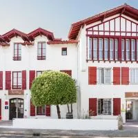 Hôtel Briketenia، فندق في غيتاري