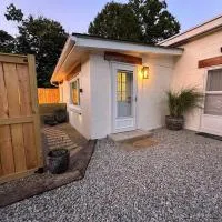 Vintage Vogue Suite, Patio Fire Pit Grill, WI-FI, Hotel in Connellsville